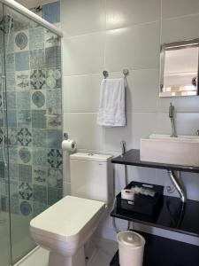 コンデにあるApartamento 100m da praiaのトイレ、洗面台、シャワー付きのバスルーム