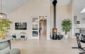 TV a/nebo společenská místnost v ubytování Cozy Home In Løkken With Sauna + 19 fotografií