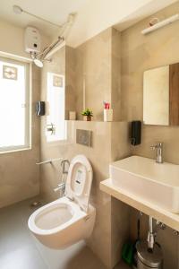 ムンバイにあるVibrant, Elegant 2bhk Apt nr BKCのトイレと洗面台付きのバスルーム