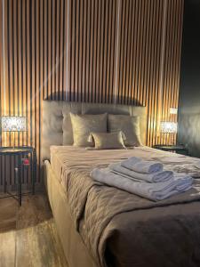 パレルモにあるArmonia Serenity Room Politeamaのタオルが敷かれた大きなベッドのある寝室