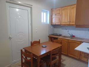 Kuchyň nebo kuchyňský kout v ubytování Tassos & Marios Apartments I