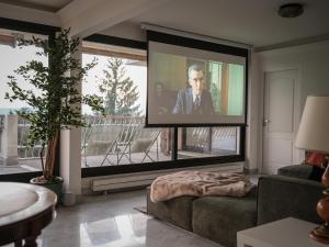 TV a/nebo společenská místnost v ubytování Venez Chez Vous Penthouse Eden