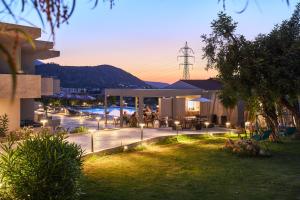 Nespecifikovaný výhled na hory nebo výhled na hory při pohledu z penzionu