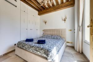 a bedroom with a bed with blue pillows on it at Le Clos du Four in Saint-Maur-des-Fossés