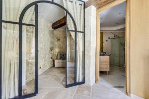 an archway in a room with a stone wall at Le Clos du Four in Saint-Maur-des-Fossés +17 photos