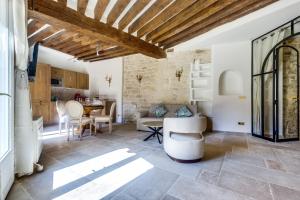 a kitchen and living room with a table and chairs at Le Clos du Four in Saint-Maur-des-Fossés