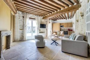 a living room with a couch and a fireplace at Le Clos du Four in Saint-Maur-des-Fossés