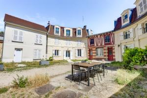 a table in front of a group of buildings at Le Clos du Four in Saint-Maur-des-Fossés