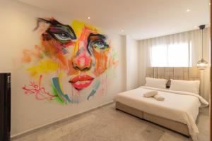 カサブランカにあるGauthier Living by ShortStayMaroc, Appartement Équipé, Centre, 1 ou 2 Chambresの女性絵付きベッドルーム