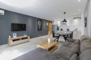 カサブランカにあるGauthier Living by ShortStayMaroc, Appartement Équipé, Centre, 1 ou 2 Chambresのソファとテーブルのあるリビングルーム