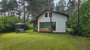 a small house in the middle of a yard at Zakątek nad Świdrem in Otwock
