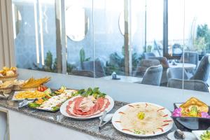 Makanan di atau berdekatan rumah tamu ini