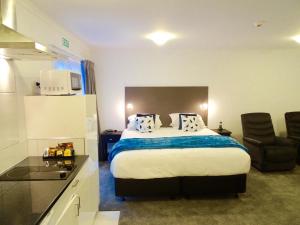 Kuchyň nebo kuchyňský kout v ubytování BKs Premier Motel Hamilton