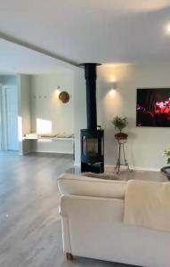 TV a/nebo společenská místnost v ubytování Ljusterö Logi + 37 fotografií