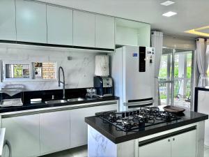 Η κουζίνα ή μικρή κουζίνα στο Refúgio aconchegante c/ Piscina no Águas da Serra