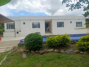 a large white house with a yard at CASA QUINTA BELLO HORIZONTE in La Mesa