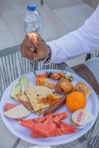 Makanan di atau berdekatan rumah tamu ini