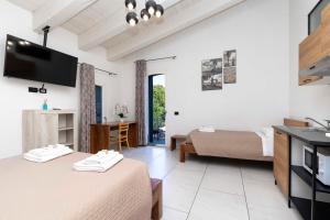 a hotel room with two beds and a kitchen at La Pineta del Borgo in Ravenna
