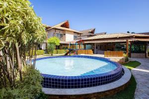 ein Swimmingpool im Hof eines Hauses in der Unterkunft Villas de Fiji: Bangalô em Condomínio com Piscinas e Praia a Poucos Passos in Ilha da Restinga