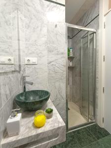 a bathroom with a green sink and a shower at Apartamento frente al mar con vistas al Océano Atlántico in Isla Cristina