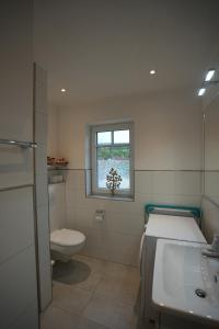 Koupelna v ubytování FeWoSchwedenhaus + 7 fotografií