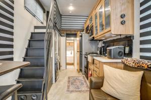 ウッドブリッジにある10 Mi to Leesylvania and River Sleek Mobile Homeの階段とキッチン付きの小さな家