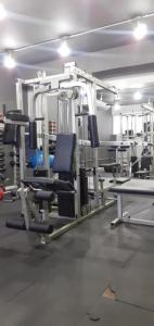 福塔莱萨Residence Scala的一间健身房,里面配有椅子和机器 更多19张照片