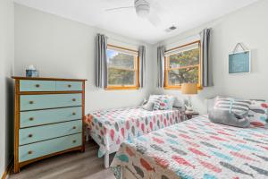 Ένα ή περισσότερα κρεβάτια σε δωμάτιο στο OBX Getaway