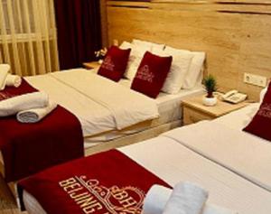 Postel nebo postele na pokoji v ubytování The Şişli PP Beijng Suites and Noodle House