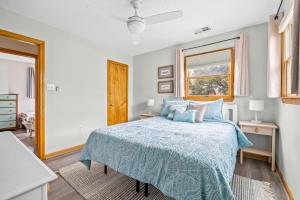 Ένα ή περισσότερα κρεβάτια σε δωμάτιο στο OBX Getaway +23 φωτογραφίες