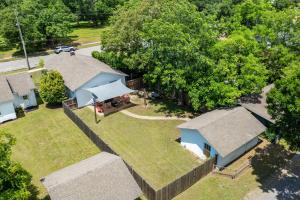 una vista aerea di una casa con cortile di Gulfport Game Room House Walk to Beach Family Fun a Gulfport