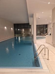 Bazén v ubytovaní Gold Apartment B29 Let's Sea Baltic Park Gąski alebo v jeho blízkosti