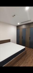 Un dormitorio con una cama y armarios. en Căn hộ Sunshine Center, en Hanói
