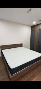 Cama en habitación con colchón blanco en Căn hộ Sunshine Center, en Hanói