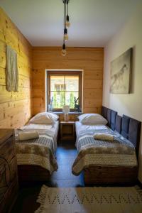 Postel nebo postele na pokoji v ubytování Luksusowy Apartament Czorsztyn 2 z sauną i ogrodem