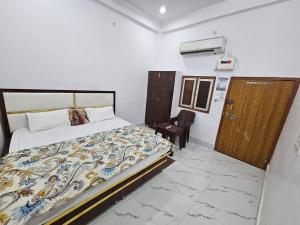 Ένα ή περισσότερα κρεβάτια σε δωμάτιο στο Kanha Homestay