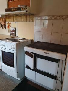 Villa w open fireplace and big plot 5 min from the sea tesisinde mutfak veya mini mutfak