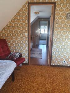 Villa w open fireplace and big plot 5 min from the sea tesisinde bir odada yatak veya yataklar