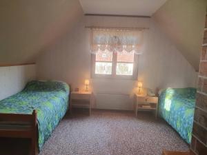 Villa w open fireplace and big plot 5 min from the sea tesisinde bir odada yatak veya yataklar