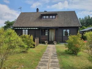 Villa w open fireplace and big plot 5 min from the sea tesisinin dışında bir bahçe