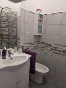 een badkamer met een wastafel en een toilet bij A Casa di Carla - Tiny House in SantʼAntìoco