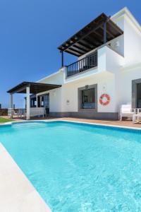 una villa con piscina y una casa en Hipoclub Villas, Alisios, en Yaiza