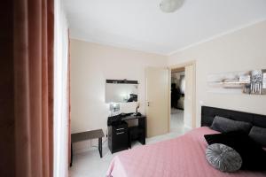 En eller flere senge i et værelse på Sparta View Suite Γ1