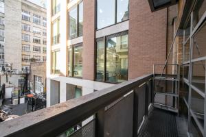een balkon met uitzicht op een gebouw bij Stunning 3 Bedroom Flat in Mayfair in Londen