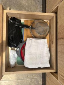 un tiroir en bois avec un fouet et une serviette dans l'établissement Casa campo vista linda, à Mala