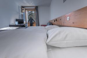 Voodi või voodid majutusasutuse Hôtel Les Sources toas