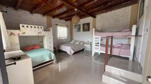 - une chambre avec 2 lits superposés dans l'établissement Casa campo vista linda, à Mala