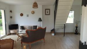a living room with a piano and a couch at Maison de vacances - 6 à 8 personnes in Cléder