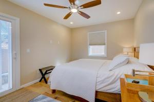 Postel nebo postele na pokoji v ubytování Beach Park Getaway Beach Park Getaway Completely remodeled, spacious 1 bedroom, 1 bath