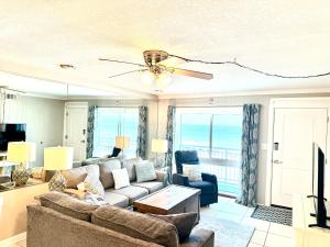 een woonkamer met een bank en een plafondventilator bij Aqua Villa #405 in Fort Walton Beach